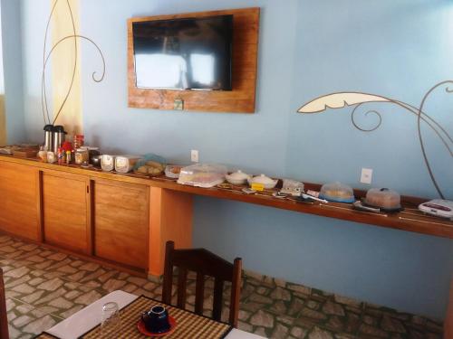 Pousada Universo Arraial في ارايال دايودا: غرفة مع منضدة ومرآة