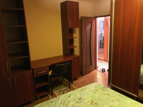 スラティナにあるcasa lux centralのベッドルーム1室(ベッドの横にデスクと椅子付)