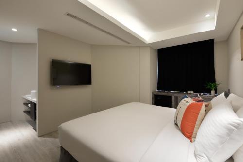 Una televisión o centro de entretenimiento en Taichung Amour Hotel