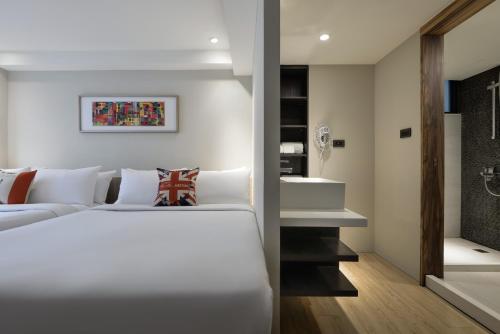 Una cama o camas en una habitación de Taichung Amour Hotel
