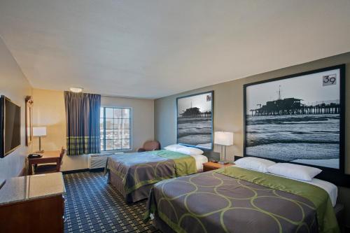 威斯敏斯特的住宿－39號酒店，酒店客房设有两张床和一台平面电视。