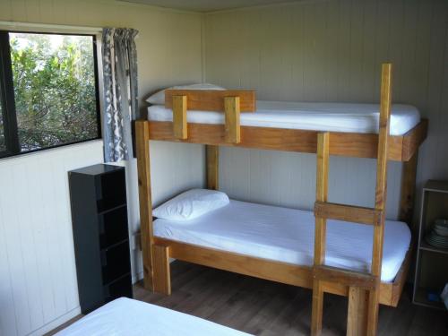 Tempat tidur susun dalam kamar di Opunake Beach Kiwi Holiday Park