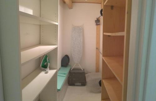 una piccola stanza con scaffali e armadio di Casa Indipendente Con Terrazzo A Recco a Recco