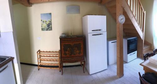 una cucina con frigorifero bianco e scala di Casa Indipendente Con Terrazzo A Recco a Recco