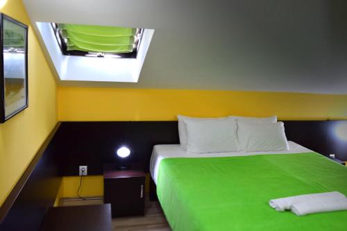 Una cama o camas en una habitación de Hotel Theatre