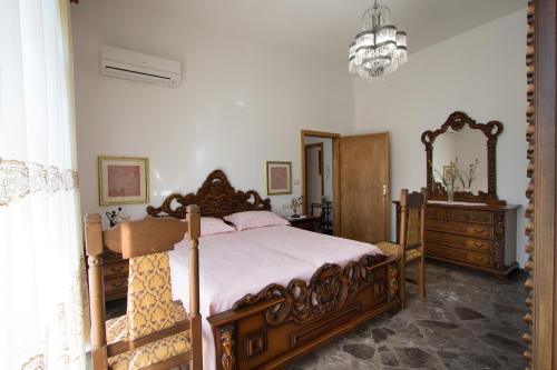 サルヴェにあるCasa Giovanniのベッドルーム(木製ベッド1台、鏡付)