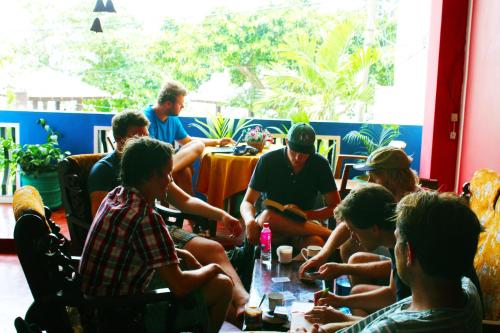 um grupo de pessoas sentadas à volta de uma mesa em Surasa Beach Resort em Weligama