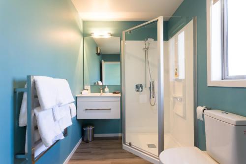 a bathroom with a shower and a toilet at Shotover Country Cottages in Queenstown
