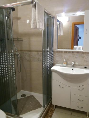 un bagno con doccia e lavandino di Kaiser Apartman a Hévíz