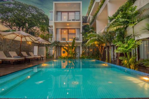 בריכת השחייה שנמצאת ב-Apsara Residence Hotel או באזור