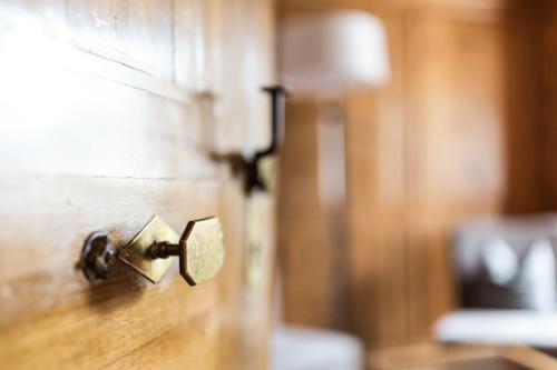 a wooden door with a knob on it at Meisser Hotel "superior" in Guarda