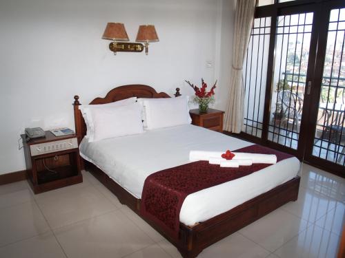 En eller flere senge i et værelse på Evergreen Hotel