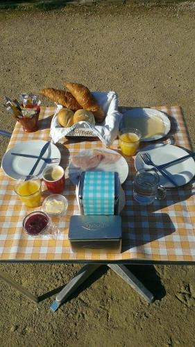 een picknicktafel met eten en brood erop bij Camping De Grienduil in Nieuwland