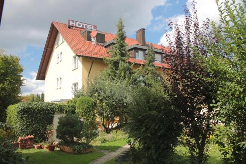 a large white house with a red roof at Hotel-Restaurant und Gästehaus Löwen in Süßen