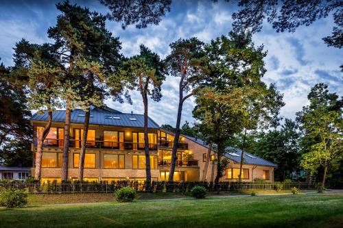 ein großes Haus mit vielen Fenstern in der Unterkunft Anbo Vila in Palanga