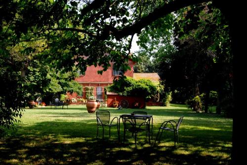 a table and chairs in front of a house at Tenuta Agricola Fonte Di Papa in Monterotondo