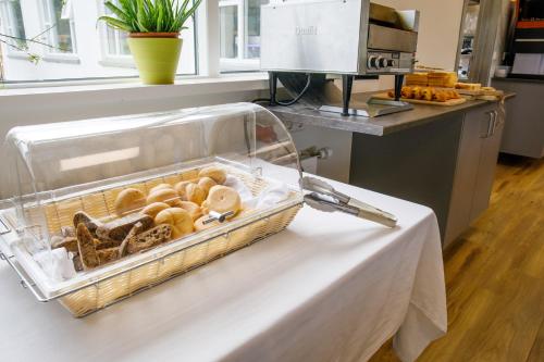 Una cesta de pasteles sobre una mesa en una cocina. en Hótel Laugar, en Laugar
