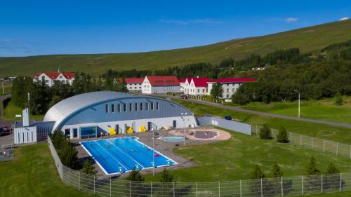 an overhead view of a large building with a swimming pool at Hótel Laugar in Laugar