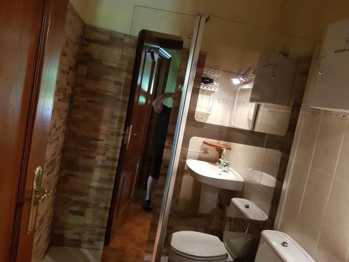 W łazience znajduje się prysznic, toaleta i umywalka. w obiekcie Martikotenea I & II w mieście Errazu