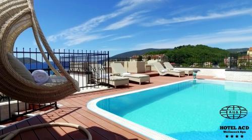 eine Hängematte am Pool auf dem Dach eines Hauses in der Unterkunft Wellness & Spa Hotel ACD in Herceg-Novi