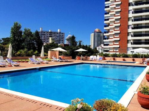 בריכת השחייה שנמצאת ב-Edificio Long Beach או באזור