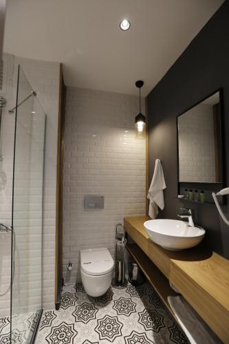 a bathroom with a sink and a toilet at Pera Hotel Lüleburgaz in Lüleburgaz