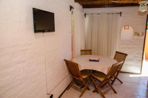 Una televisión o centro de entretenimiento en Hotel Del Pasaje