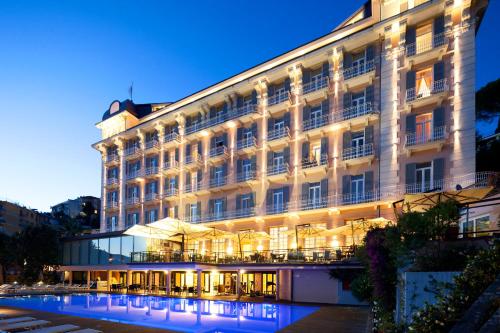 un gran edificio con una piscina frente a él en Grand Hotel Bristol Spa Resort, by R Collection Hotels, en Rapallo