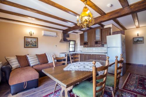 a living room with a table and a kitchen at Resort Ambient in Cristian