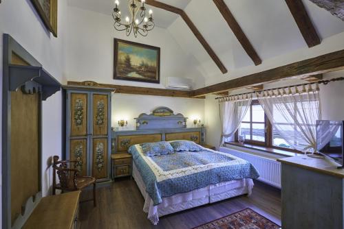 a bedroom with a blue bed and a window at Resort Ambient in Cristian