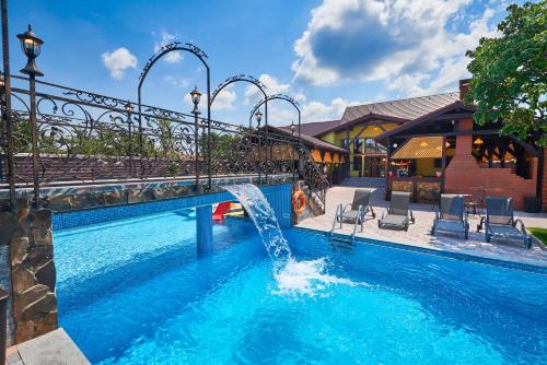 una piscina con scivolo d'acqua di Resort Ambient a Cristian