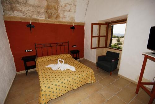 Giường trong phòng chung tại Finca Sa Duaia de Dalt