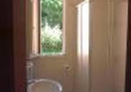 uma casa de banho com uma janela e um lavatório em Villetta Dolce em Campofelice di Roccella