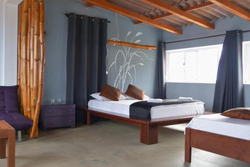 En eller flere senge i et værelse på kasa Tambla