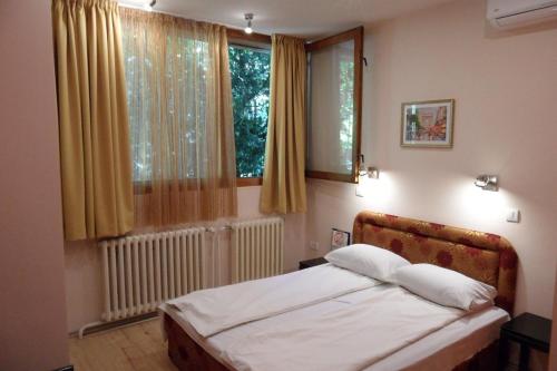 1 dormitorio con cama y ventana en Hostel Oasis, en Belgrado