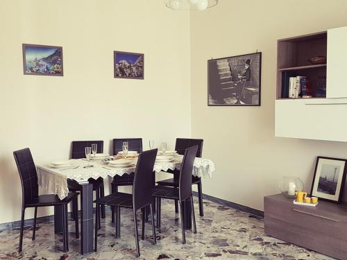 Reštaurácia alebo iné gastronomické zariadenie v ubytovaní Casa Migliaccio