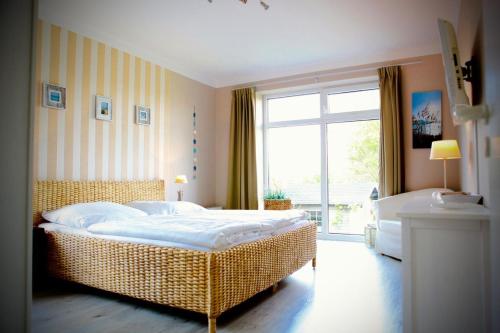 een slaapkamer met een groot bed en een groot raam bij Kieler FeWo No.2 in Kiel