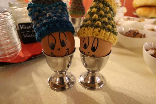 two eggs wearing knitted hats are sitting in trophies at Hotel Garni Lärchenhof in Lech am Arlberg