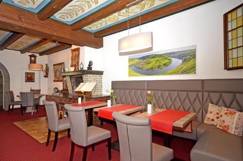 Een restaurant of ander eetgelegenheid bij Moselromantik Hotel Weissmühle