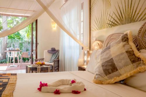 Ένα ή περισσότερα κρεβάτια σε δωμάτιο στο The Maji Beach Boutique Hotel -Adults Only