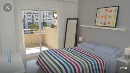 マルベーリャにあるCenter Puerto Banus -3 bedroomsのベッドルーム1室(ベッド1台付)が備わります。バルコニーの景色を望めます。