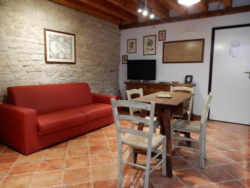 un soggiorno con divano rosso e tavolo di Case Vacanza ARCO SANT'ANTONIO a Bisceglie