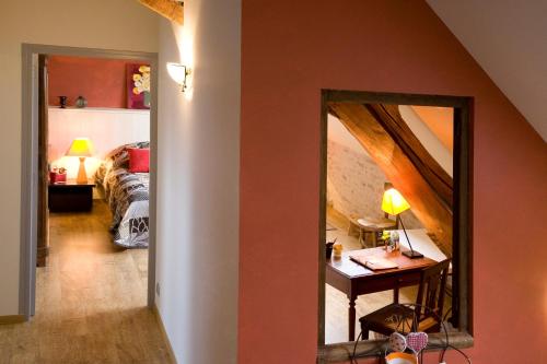 une chambre avec un lit et un miroir dans l'établissement Gite Le Meix Chapeau, à Levernois