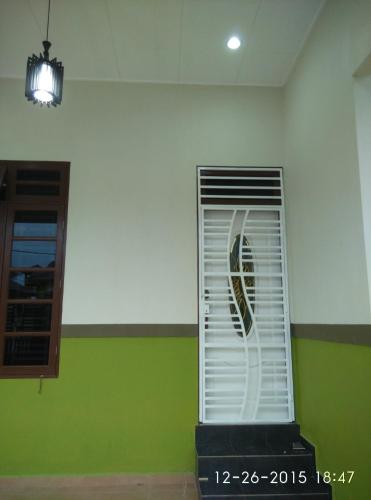 a room with a window with a fan in it at PCB Homestay in Kota Bharu