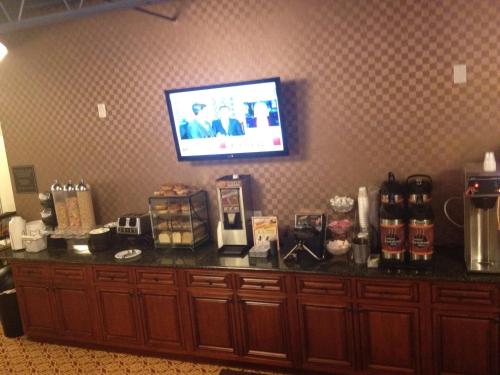 Tetera y cafetera en Aashram Hotel by Niagara River