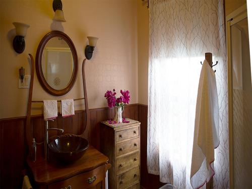 ein Badezimmer mit Waschbecken, Spiegel und Kommode in der Unterkunft Brooksbnb in Sussex