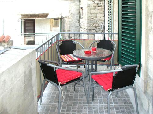 een tafel en stoelen op een balkon bij Apartmani KLARA i GRACIA in Split