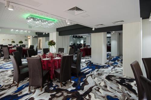 Hotel Andre´s tesisinde bir restoran veya yemek mekanı