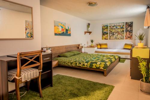 サニビーチにあるBeautiful Holiday Villa in Saniのベッドルーム1室(ベッド1台、デスク付)