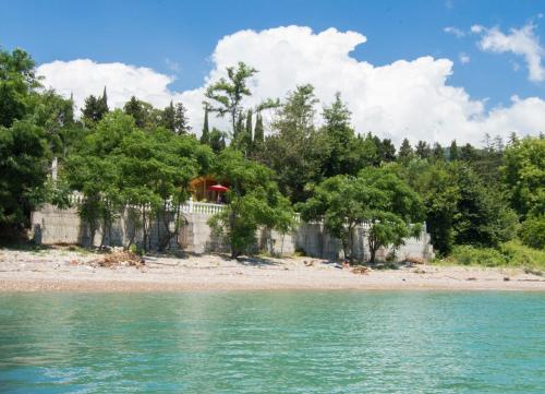 une maison sur la rive d'une plage dans l'établissement Villa Afon, à Nouvel Athos